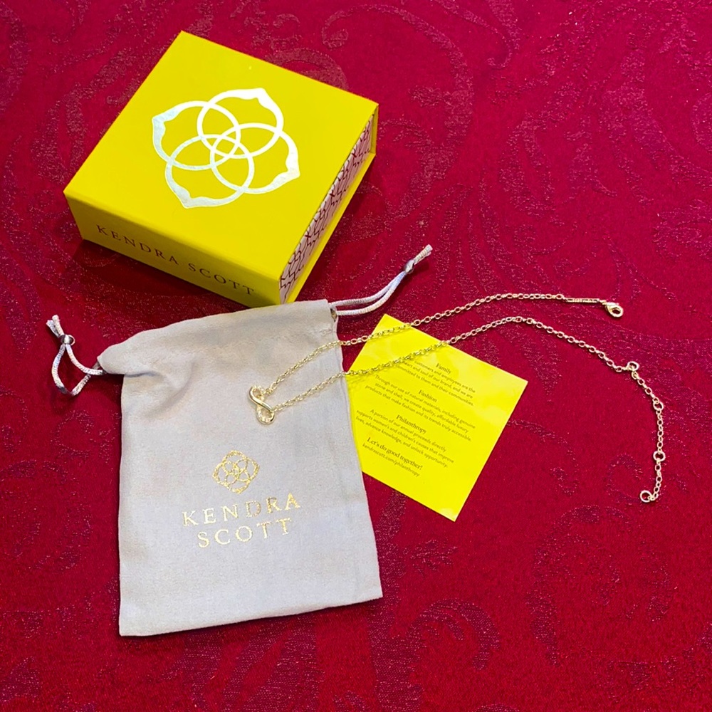 NWOT Annie Gold Infinity Pendant Necklace in White Crystal